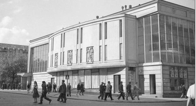 Kino Praha w Warszawie - jedna z brył przywoływanych na wystawie Zaraz po wojnie, Zachęta
