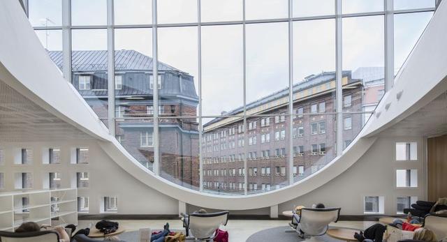 Arkada w elewacji nowej biblioteki uniwersyteckiej w Helsinkach