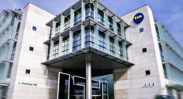 Strefa wejściowa budynku TVN. Bryła nad wejściem głównym wsparta na stalowej kolumnie