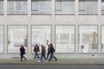 Parter nowego budynku uczelnianego w Antwerpii, za nim otwarte pomieszcznie