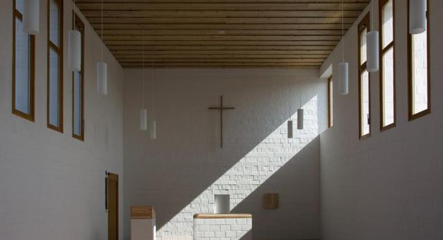 Architektura wnętrz minimalistycznego kościoła na Węgrzech