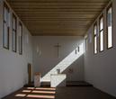 Architektura wnętrz minimalistycznego kościoła na Węgrzech