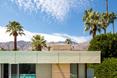 Modernizm w architekturze amerykańskiej. Jeden z domow na osiedlu Palm Springs. Architektura amerykańska z lat 50. XX wieku