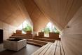 Wnętrze głownej sauny. Współczesna architektura z drewna i betonu