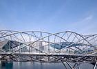 Nowoczesna architektura - kładka dla pieszych przypominająca DNA