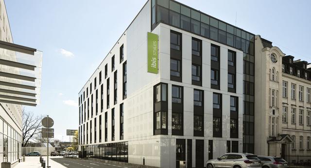 Nowoczesny hotel ramię w ramię z zabytkową kamienicą