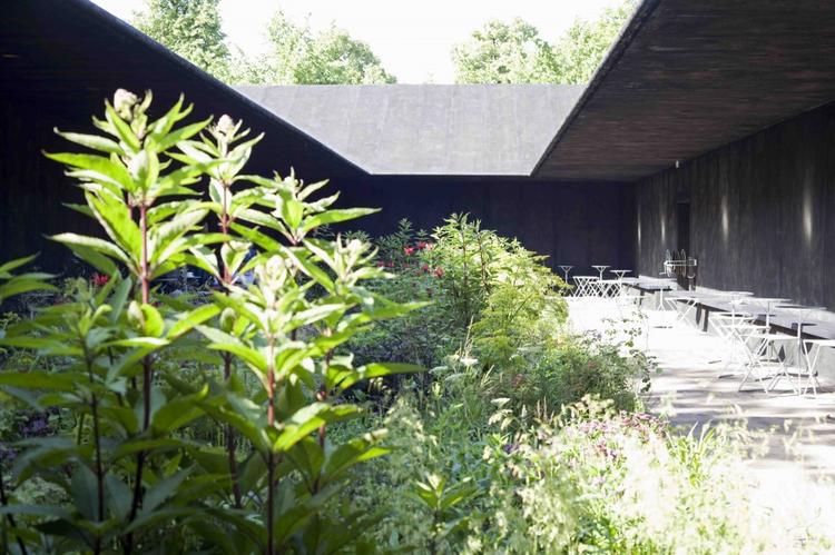 Tajemniczy ogród w Londynie – czyli The Serpentine Gallery od Petera Zumthora