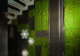 Zielona ściana w salonie. Płytki ścienne tworzące wertykalny ogród