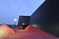 Hollywood w Słowenii - wejście do hali sportowej w Podčetrtek inspirowane czerwonym dywanem - projekt biura Enota