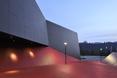 Hollywood w Słowenii - wejście do hali sportowej w Podčetrtek inspirowane czerwonym dywanem - projekt biura Enota