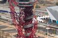 Zakręcona konstrukcja Orbit Tower góruje nad zabudową Londynu
