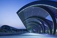 Lotnisko w Dubaju. Bryła lotniska nie odstaje architektonicznie od najlepszych budowli Dubaju