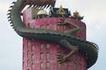 Światynia Wat Sampher. Oto przykład prawdziwego kiczu - nie dość, że budynek jest różowy to jeszcze oplata go ogromny smok!