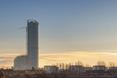 Wieżowiec Sky Tower we Wrocławiu. Przypomina wysoką tubę ustawioną pośród zabudowań miasta