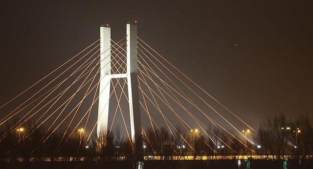 Most Siekierkowski w Warszawie posiada dwa pylony w kształcie litery H oraz jaskrawe, pomarańczowe liny