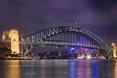 Harbour Bridge w Sydney -nabiera piękna również dzięki oświetleniu