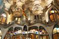 Nocą Casa Batlló wygląda jeszcze bardziej mrocznie