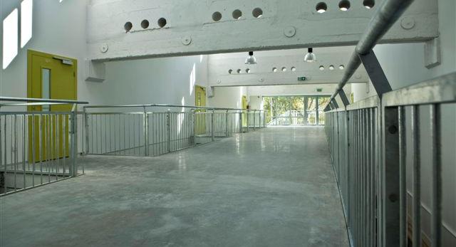 Architektura wnętrz szkoły jak wielki loft. Zobacz nowoczesne wnętrze uczelni we Wrocławiu