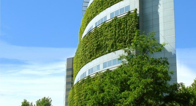 Consorcio Santiago Building to idelany przykład współgrania zieleni z nowoczesną architekturą
