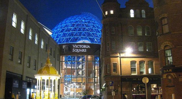Galeria Handlowa Victoria Suare w Belfaście tworzy wkomponowaną w  miast przestrzeń puliczną