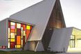 Waiuku Church stał się rozpoznawalny przez swoje kolorowe witraże