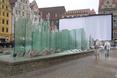 Szklane tafle opływające wodą to nowoczesny element wrocławskiego rynku. Uważacie, że tu pasuje?