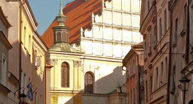 Wąskie uliczki Starego Miasta w Lublinie. Widok na Kościół Dominikanów