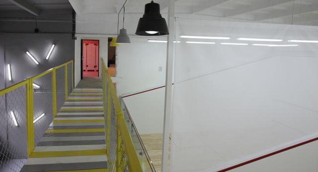 ­­­Architektura wnętrz klubu squash. Zobaczcie niesamowite wnętrza w wersji loft  projektu architektów z BUCK ARCHITEKCI