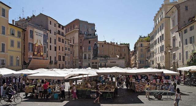 Plac Campi di' Fiori w Rzymie