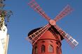 Moulin Rouge oznacza "Czerwony Młyn" - dosłowna nazwa zaczerpnięta z młyna znajdującego się na dachu obiektu