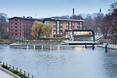 Marina w Bydgoszczy; bryły współczesnej i dawnej architektury