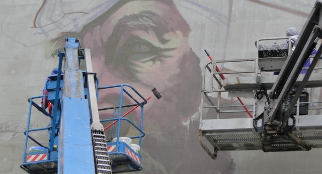 Mural Etam cru wzbogaci architekturę warszawskiego Muranowa. 