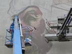 Mural Etam cru wzbogaci architekturę warszawskiego Muranowa. 