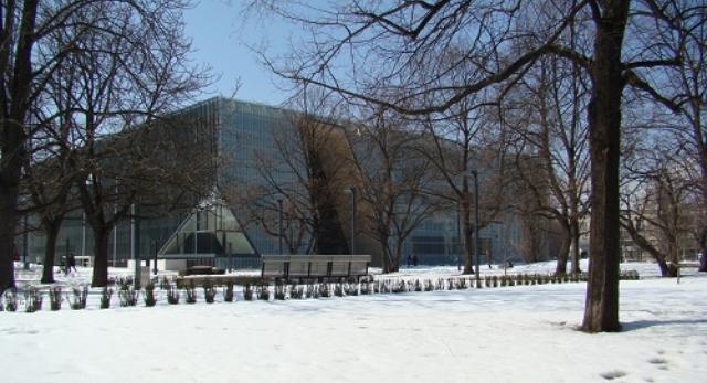 Bryła Muzeum Historii Żydów Polskich komponuje się z otoczeniem