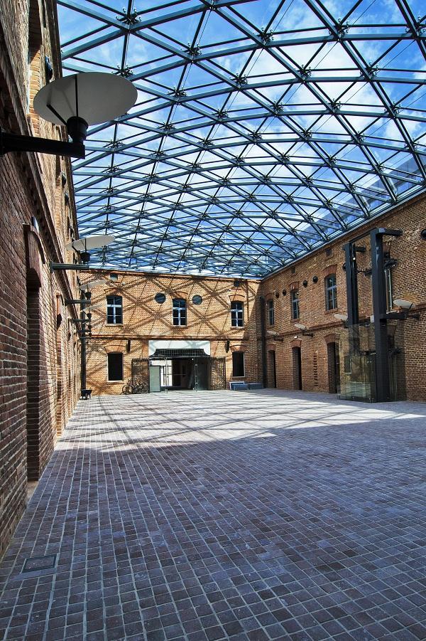 Muzeum AK w Krakowie to kolejny przykład połączenia cegły i szkła