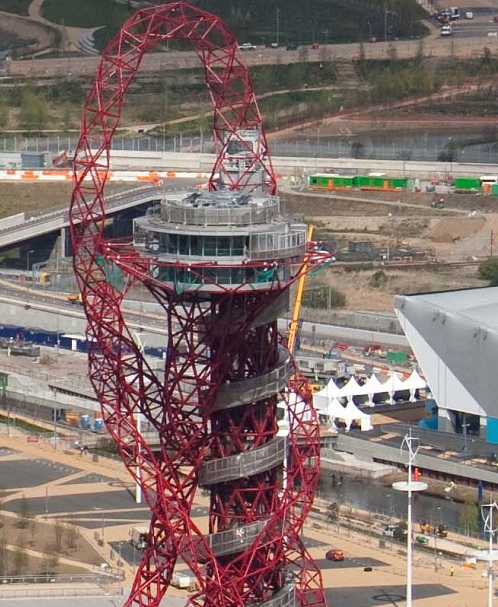 Orbit Tower i North Greenwich Arena w Londynie. Igrzyska Olimpijskie w Londynie